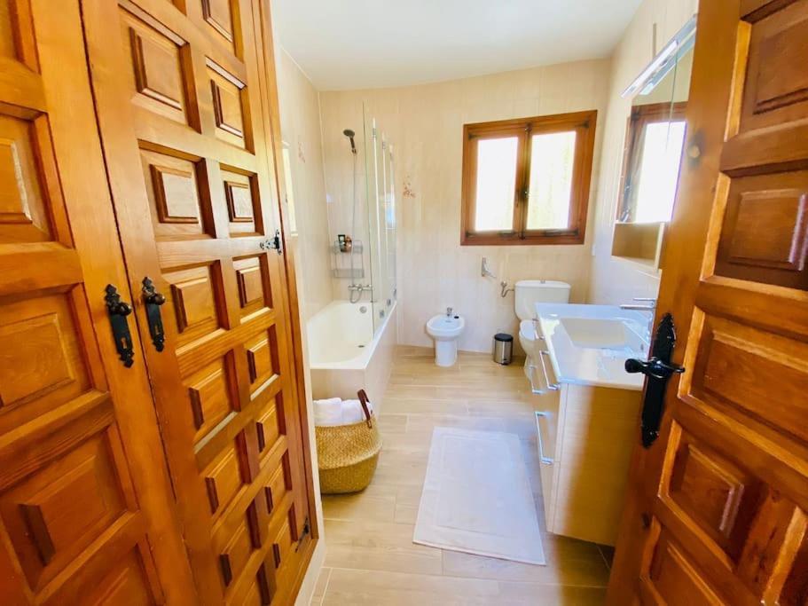 Villa With Private Pool And Close To The Beach 卡尔佩 外观 照片